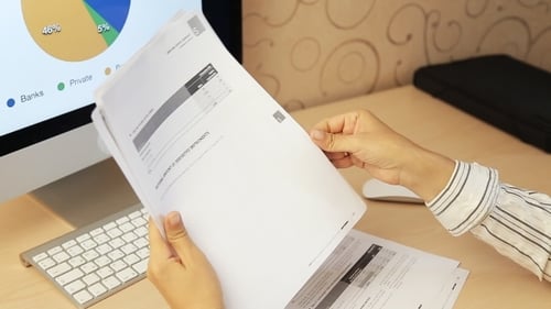 Business Girl analysiert Investment-Charts