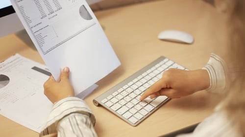Business Girl analysiert Investment-Charts