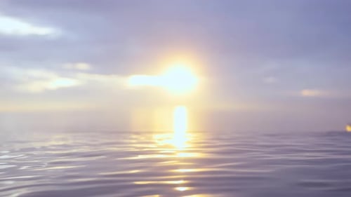 Endloser Horizont des Meerwassers im Blick auf das plätschernde Wasser