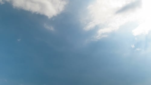 Nuages se déplaçant dans le ciel bleu.