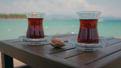 Zwei Gläser türkischer Tee auf dem Tisch