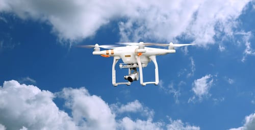 Quadrocopter-Drohne fliegt im Himmel
