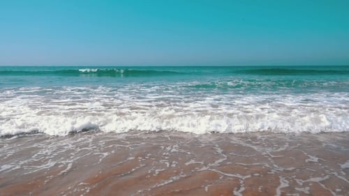 Olas del océano con reflejo del sol