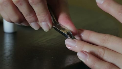 Retrait de la cuticule avec un coupe-ongles