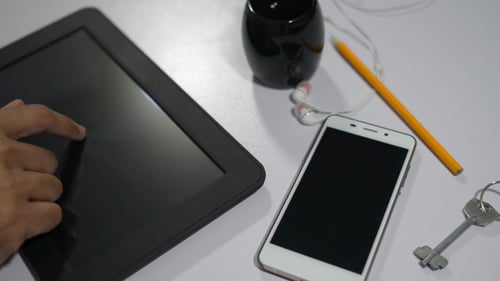 Mann benutzt Tablet