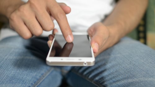 Relax hombre usando smartphone