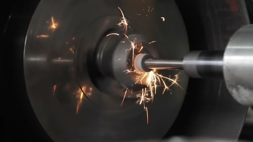 Die Maschine schleift das Werkstück