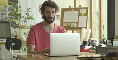 Laptop-Benutzer zu Hause und im Arbeitsstudio