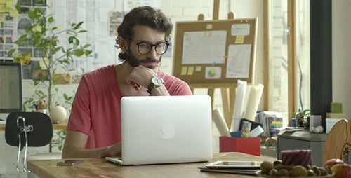 Nachdenkliche Person vor dem Computer