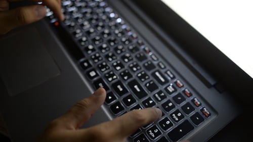 Mann arbeitet am Laptop