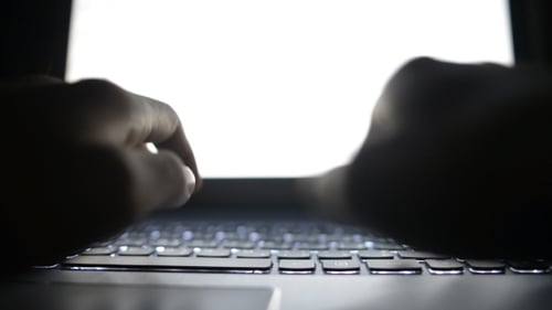 Tippen auf der Laptopta