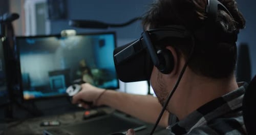 Entwickler spielt ein VR-Spiel oder einen Simulator