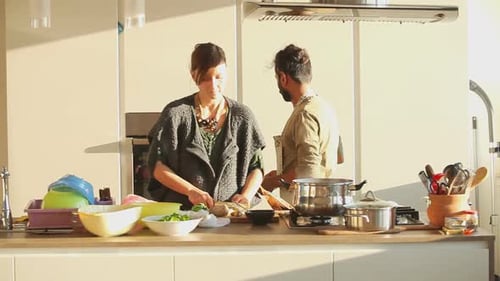 Junges Paar bereitet Mittagessen in der Küche vor 13