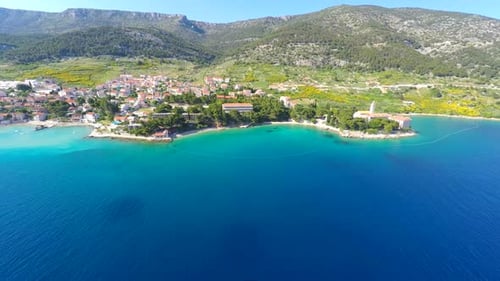 Vista de Bol na ilha de Brac, Croácia. 1