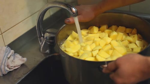 Cozinhar batatas 1