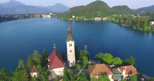 Schöne Luftaufnahme des slowenischen Bleder Sees in den Julianischen Alpen.