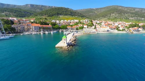 Vue Aérienne Du Petit Phare Dans Le Port De Bol Sur L'île De Brac, Croatie. 7