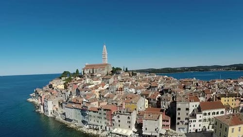 Luftaufnahme der Altstadt und des Meeres rund um Rovinj, Kroatien 11