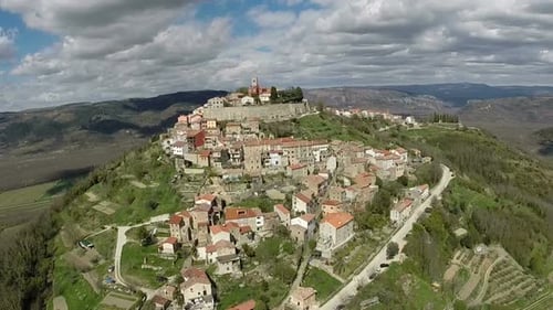 Luftaufnahme der Altstadt von Motovun, Kroatien 1