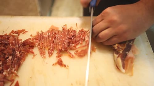 Chefkoch hackt Speck im Restaurant 3