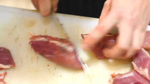Chefkoch kocht Fleisch in der Küche des Restaurants 5