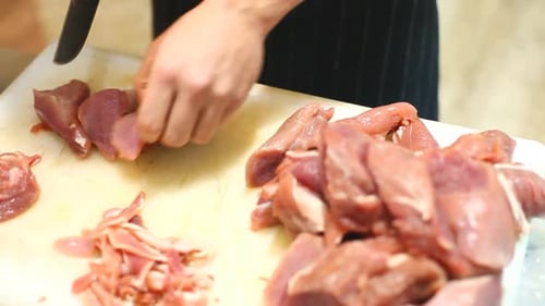Chefkoch kocht Fleisch in der Küche des Restaurants 7