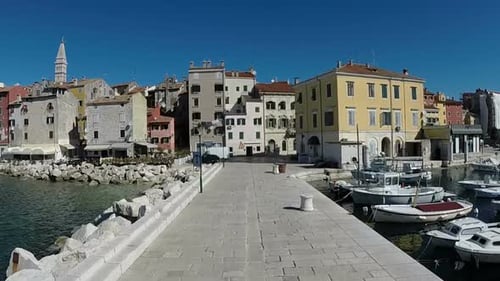 Blick auf die Altstadt am Hafen in Rovinj. 1