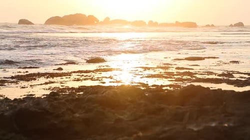 Meerblick In Hikkaduwa Im Sonnenuntergang Mit Wellen, die den Strand plätschern. 4