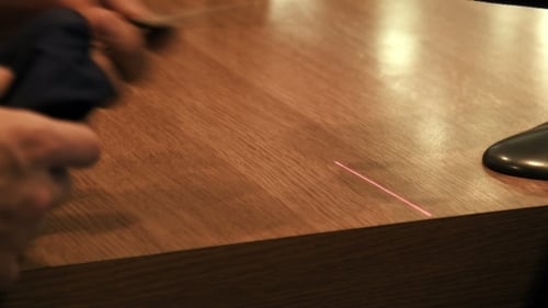 Le vendeur scanne un code-barres de marchandises et accepte