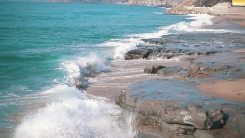 Olas del océano rompiendo en tierra