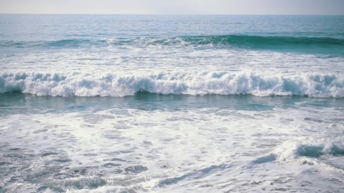 Vagues océaniques arrivant sur la rive