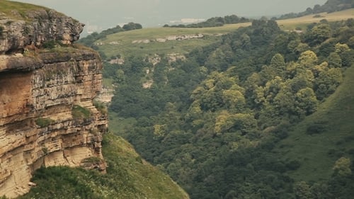 Dramatic Cliffs and Lush Valley Pan