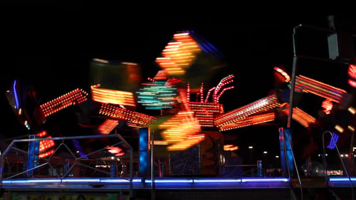 Drehendes Karussell in der Nacht