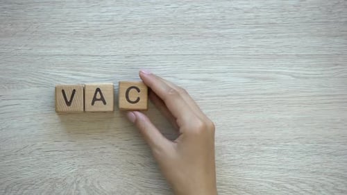 Urlaub, Wort von Hand auf Holzwürfel setzen, Familienurlaub, Erholung von der Arbeit