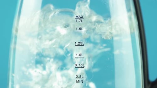 Une bouilloire électrique aux parois transparentes. Mouvement brownien.
Concept