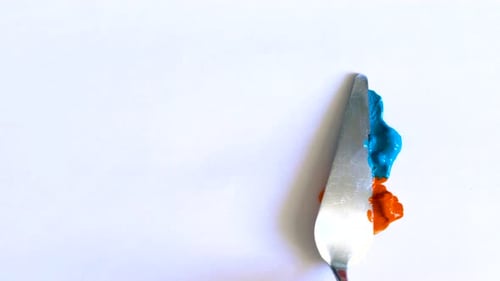 El proceso de mezclar y dibujar con pinturas acrílicas y espátula