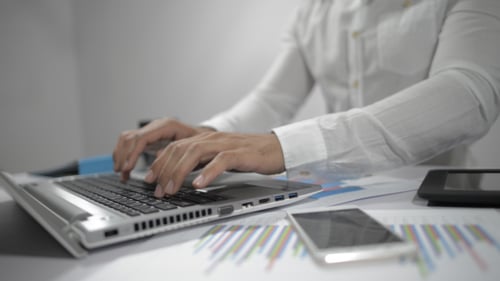 Mann arbeitet am Laptop