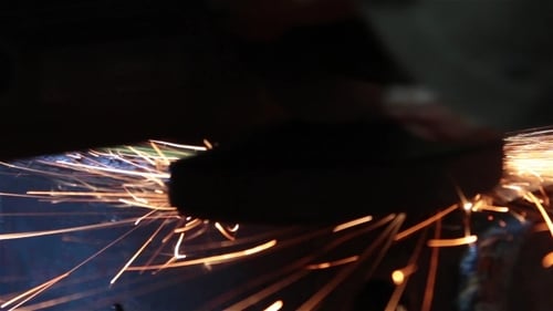 Bearbeitung von Metallschleifern mit Funken