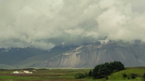 Le mouvement des nuages au-dessus des montagnes.