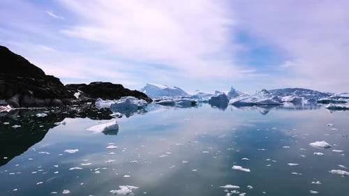 Paysage arctique : montagnes, icebergs et glaciers. Changements climatiques et réchauffement de la planète. Écotourisme.