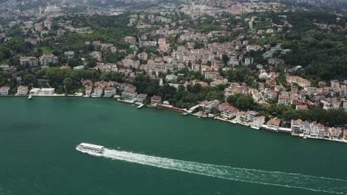 Istanbuler Bosporus Waterside House und Boot vorbei Luftaufnahme