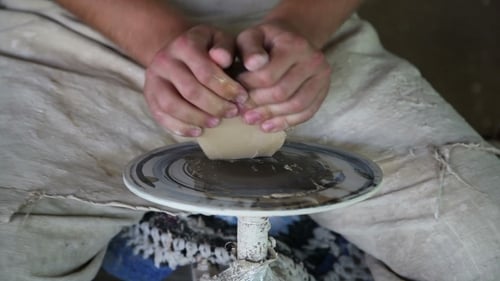 Potter Sculpts Petit pot en argile