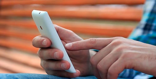 Mann mit einem Touchscreen-Telefon