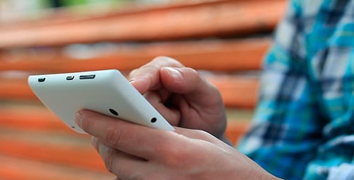 Jovem usando telefone com tela sensível ao toque
