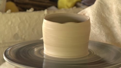 Potter Sculpts Petit pot en argile