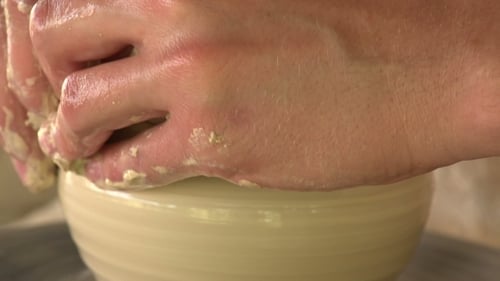 Potter Sculpts Petit pot en argile