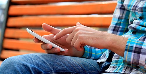 Mann mit einem Touchscreen-Telefon