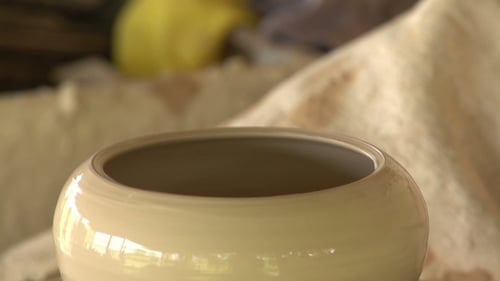 Potter Sculpts Petit pot en argile