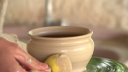 Potter Sculpts Petit pot en argile