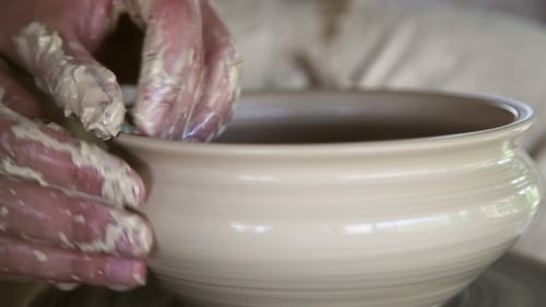 Potter Sculpts Kleiner Topf